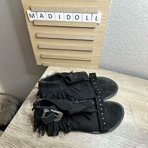 Curations Caravan Women’s 5M Black Fringe Sandals Shoes